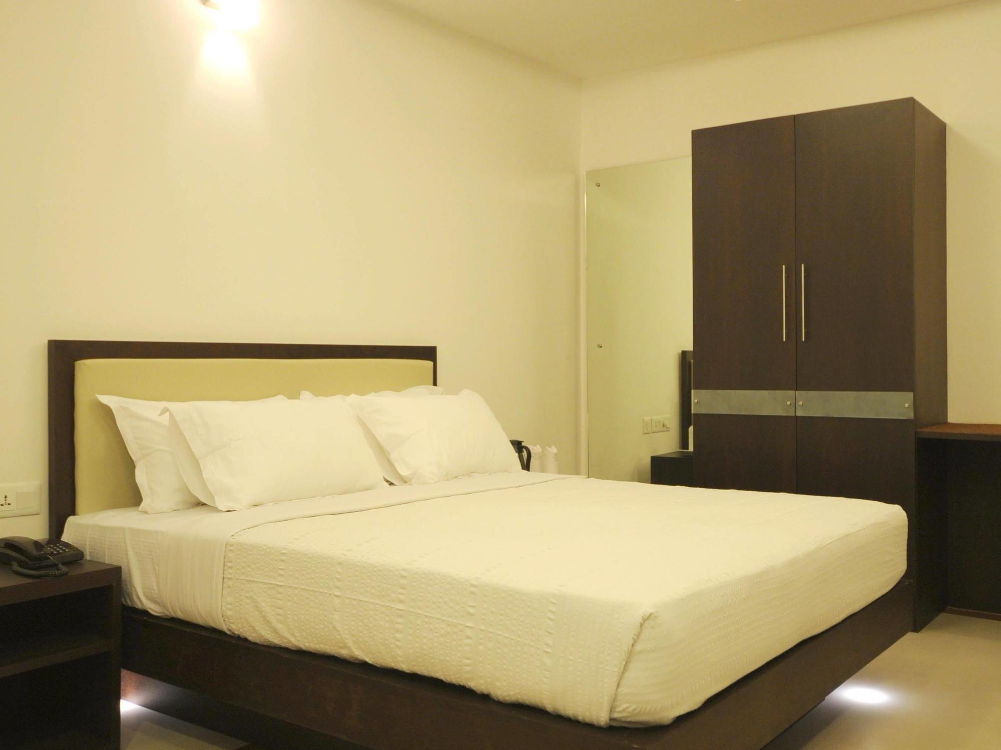 Treebo Trend Time Square Marine Drive Hotel Kochi Eksteriør billede